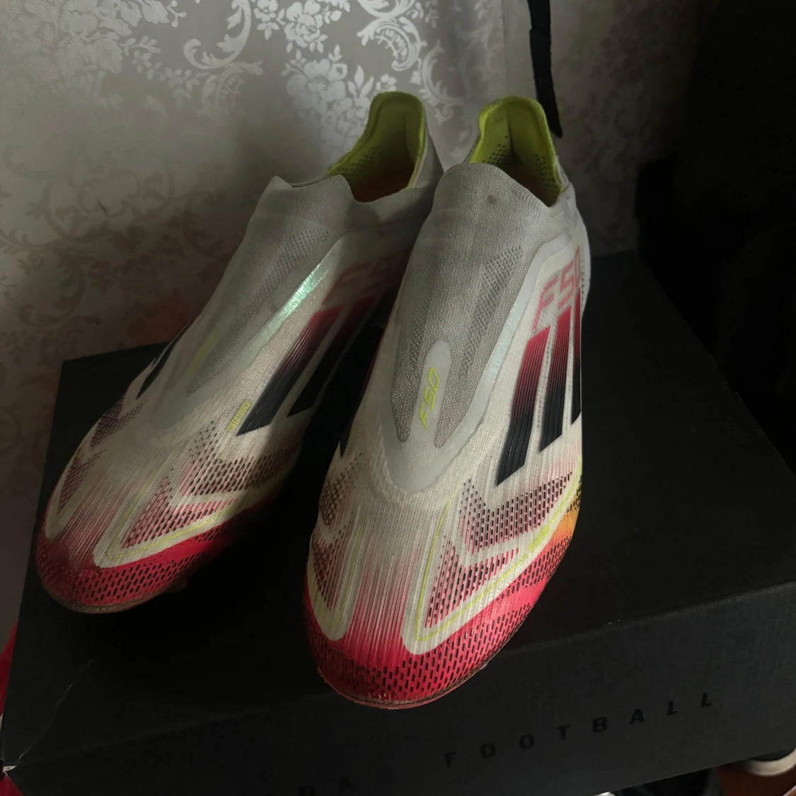 Adidas F50 fotbollsskor i vitt och rött - 2