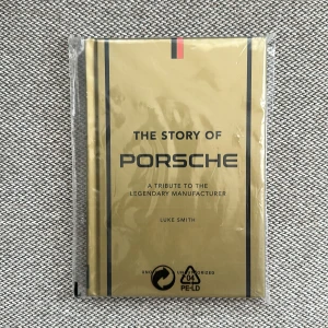 The Story of Porsche - Upptäck historien om Porsche! Den här boken hyllar det legendariska bilmärket med snygga bilder och spännande fakta om ikoniska modeller som 911 och 918. Perfekt för dig som älskar bilar, fart och design. Ord pris 179kr❤️