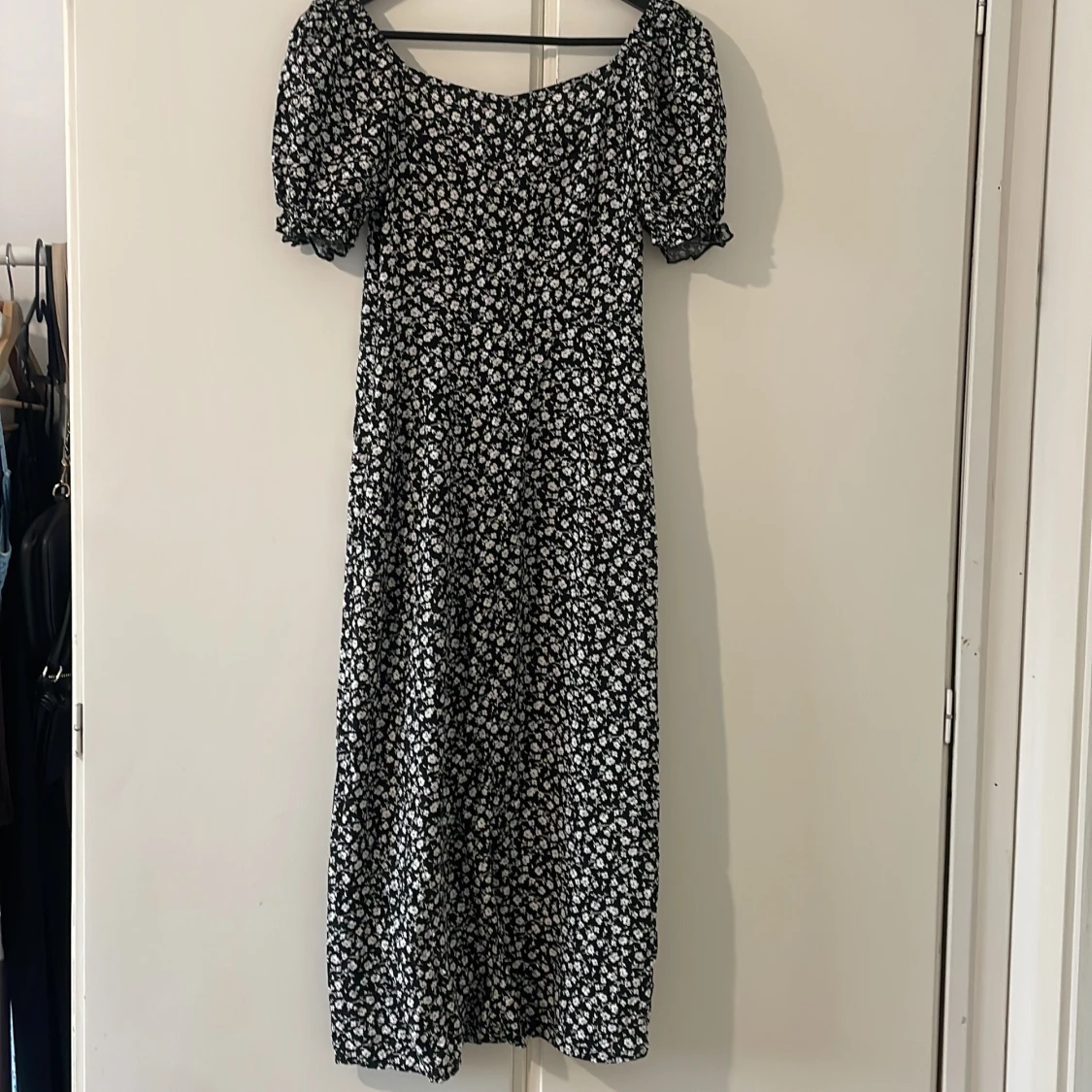 Svart blommig långklänning från Amis - 3