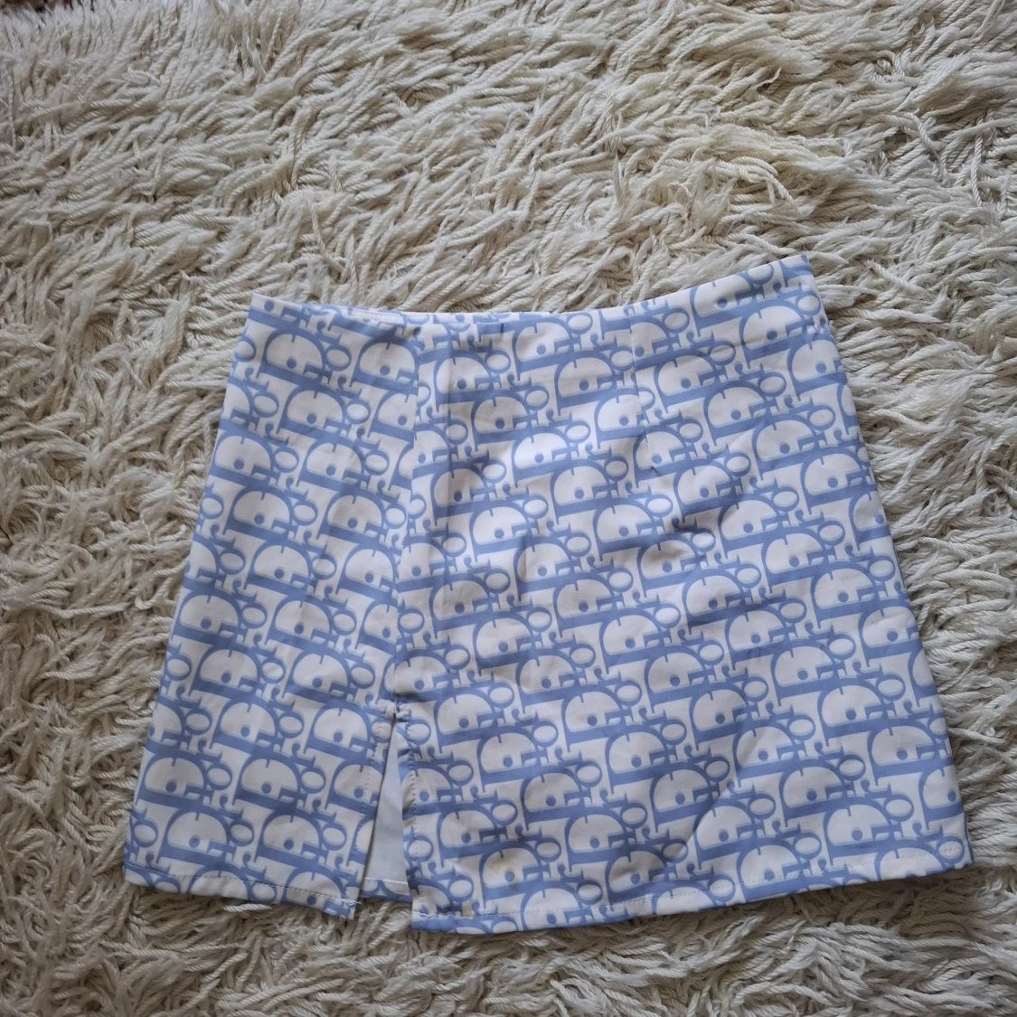 Vit och ljusblå kortkjol med mönster - 2