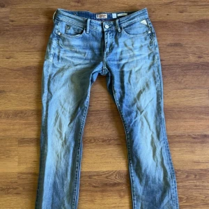 Replay Pearl jeans - Snygga Replay Pearl jeans i ljusblå tvätt med klassisk femficksdesign och raka ben. Prislapp finns