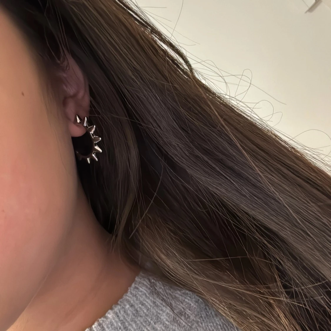 Silvriga örhängen och ring med nitar - 93