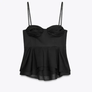 Svart topp från Zara  - Supersnygg populär topp från Zara. I storlek S och säljer pågrund av att den var för liten för mig. Helt ny med prislapp kvar och aldrig använd.