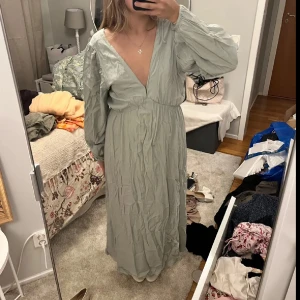 Ljusgrön långklänning med öppen rygg - Supersnygg ljusgrön långklänning med djup v-ringning fram och öppen rygg med knyt i nacken. köp flera plagg i bundles för ett billigare pris!❤️