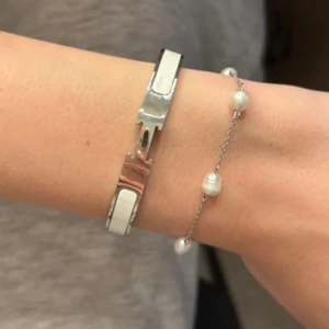 Snyggt armband silver/vit - Superfint armband. Köpt utomlands.