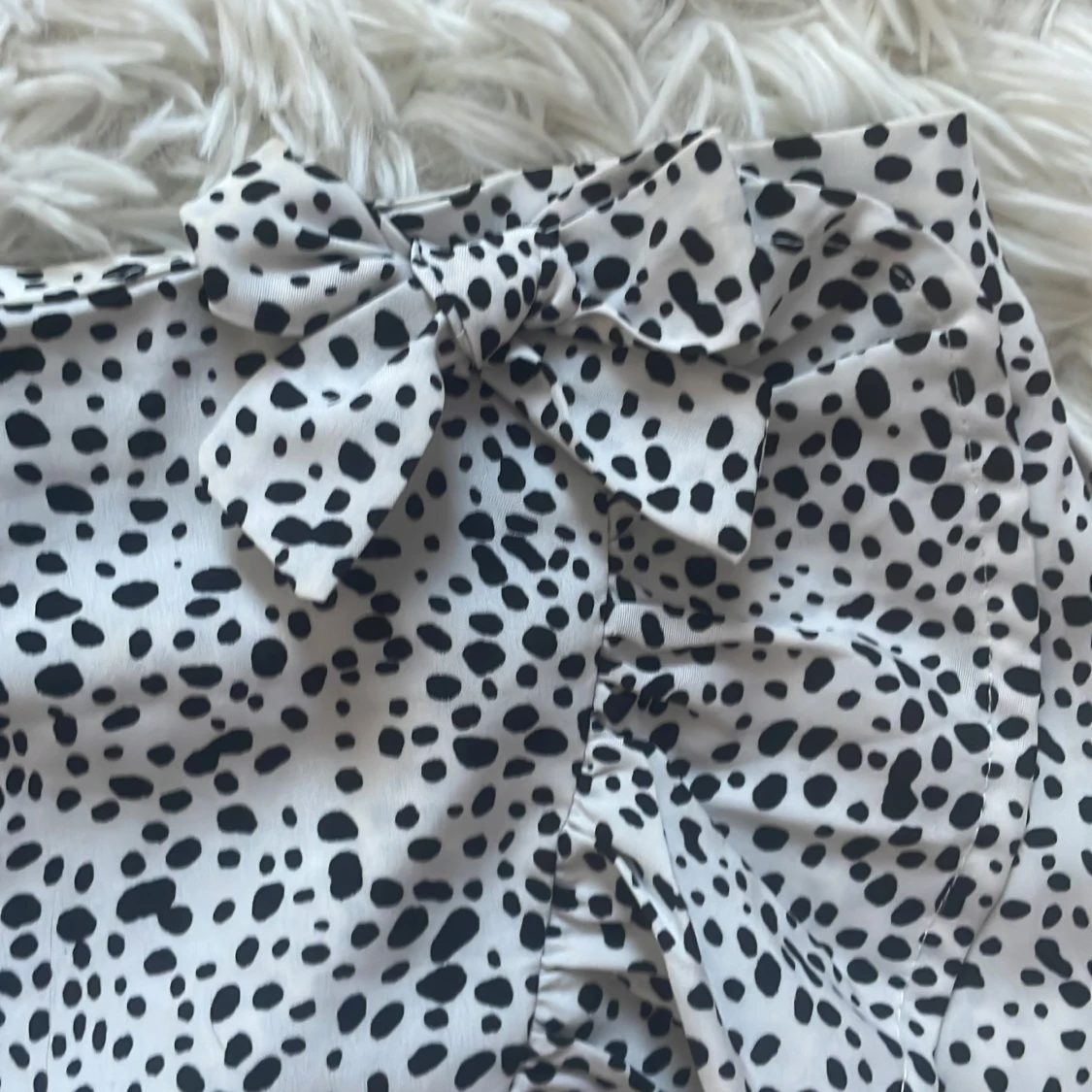 Prickig omlottkjol med volang och rosett - 1