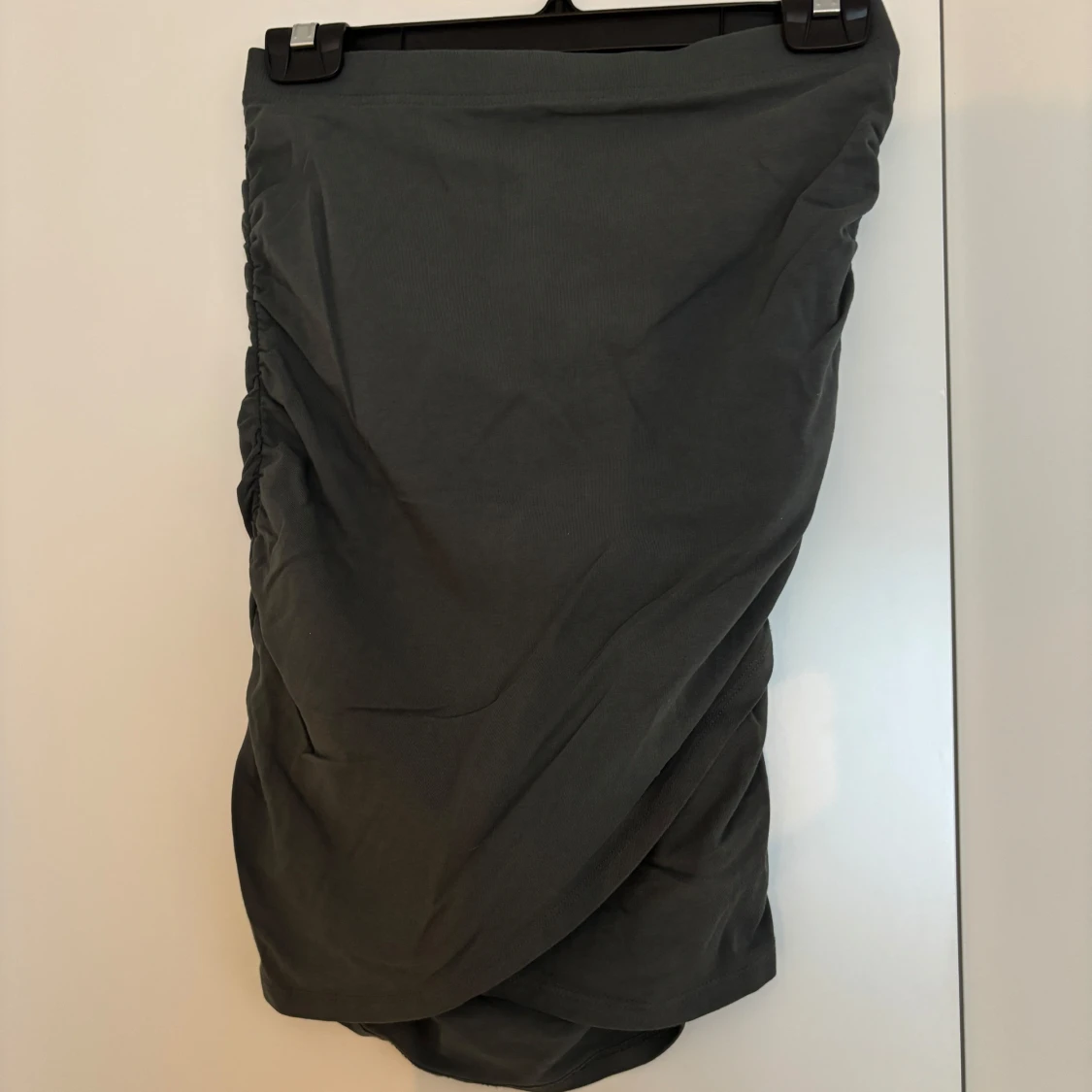 Mörkgrön omlottkjol med drapering