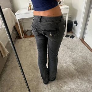 Low waist true religion  - Säljer nu mina gråa low waist bootcut true religion jeans i modellen joey, super fint skick! storlek: 25