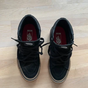 Svarta Vans - Svarta Vans med högt skaft, storlek 38.5 bra skick!