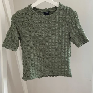 Grön topp från Lindex  - Helt oanvänd, jättefin topp. 
