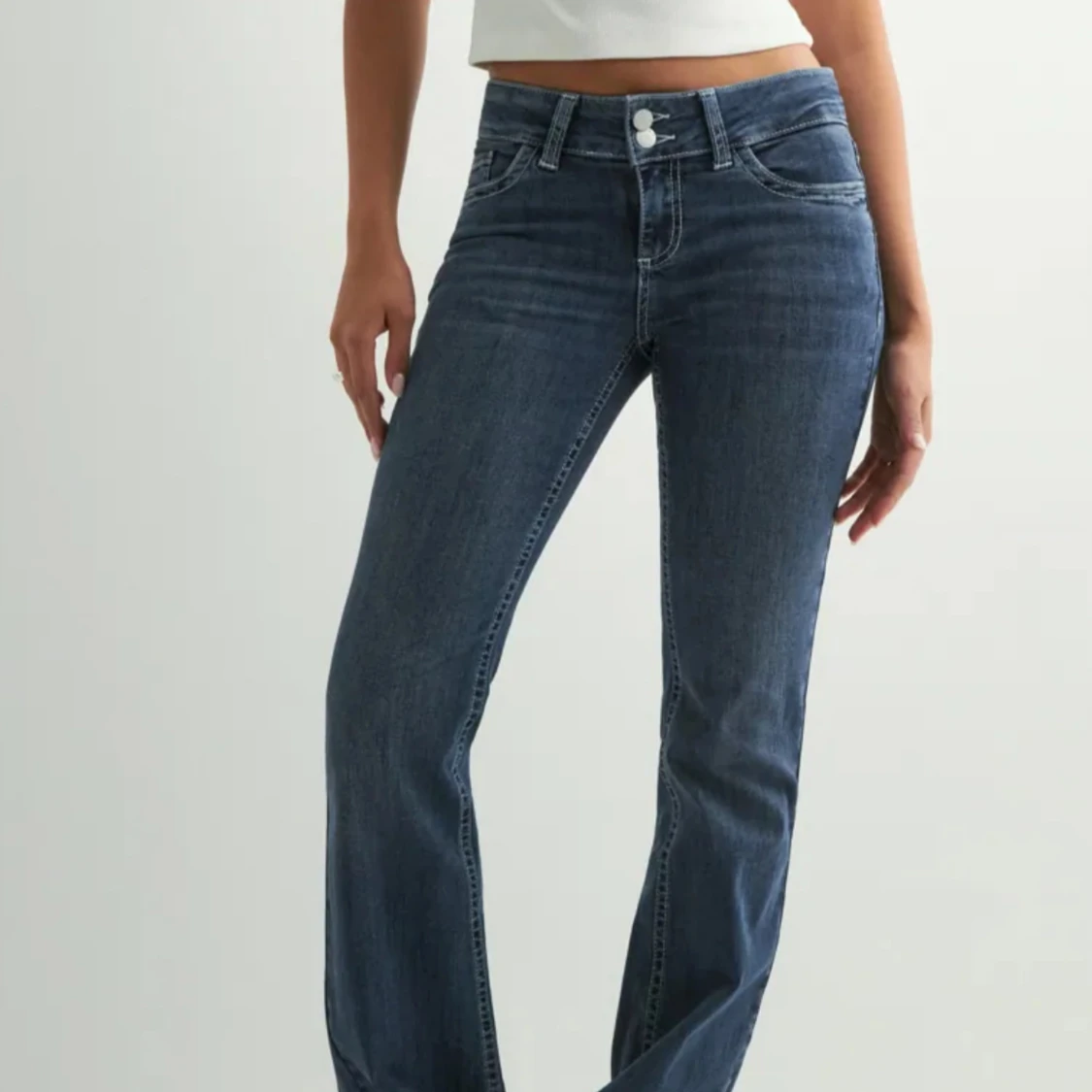 Blå bootcut jeans med broderade fickor - 2