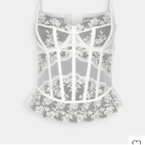 Vit spetskorsett från hunkemöller  - Superfin vit korsett från hunkemöller (noir kollektion) superfint skick, inga defekter. Storlek 75D. Köpte för 800 kr 