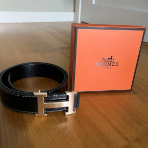Svart bälte med guldig logga - Helt ny med box