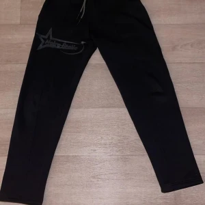 Svarta mjukisbyxor Noire Étoile  - Svarta mjukisbyxor från Noire Étoile mitt egna märke den finns i Storlek S, M och L. Både tjejer och killar kan ha dom hära byxorna