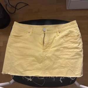 Gul jeanskjol - Så snygg gul kort jeanskjol som är lowrise😍midjemått tvärsöver: 41cm, skriv vid frågor💘