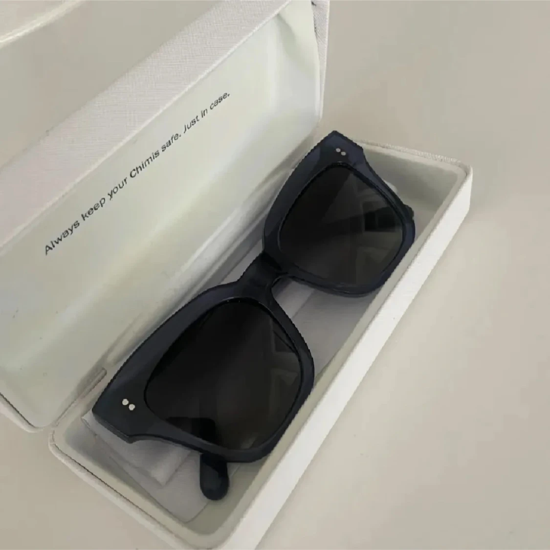 Blåa solglasögon från Chimi