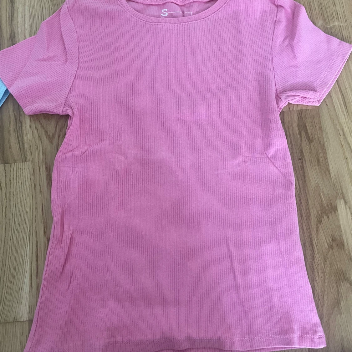 Ribbad rosa och ljusblå t-shirt - 1