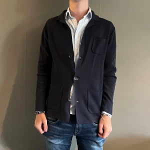 John Henric kavaj - Säljer min snygga mörkblåa John Henric kavaj/kofta i storlek S. Väldigt bra skick, 8/10. Nypris: 1299kr, mitt pris 649kr. Passar 180-185cm. Modellen är 183cm. För frågor kontakta mig🤗