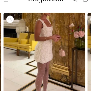 Vit kort klänning med 3D-blommor - Supersöt vit kort klänning med 3D-blommor över hela tyget 🤍🤍🤍