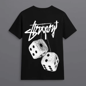 Svart t-shirt med tärningsprint - Cool svart t-shirt med stort vitt tryck på ryggen som visar två tärningar och graffiti-inspirerad text. T-shirten har klassisk passform och är tillverkad i mjuk bomull. Perfekt för dig som gillar streetstyle och unika prints.