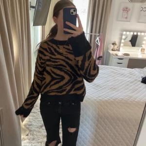 Snygg stickad mönstrad tröja! - Knappt använd, inga defekter! Hör av dig vid frågor eller fler bilder💗