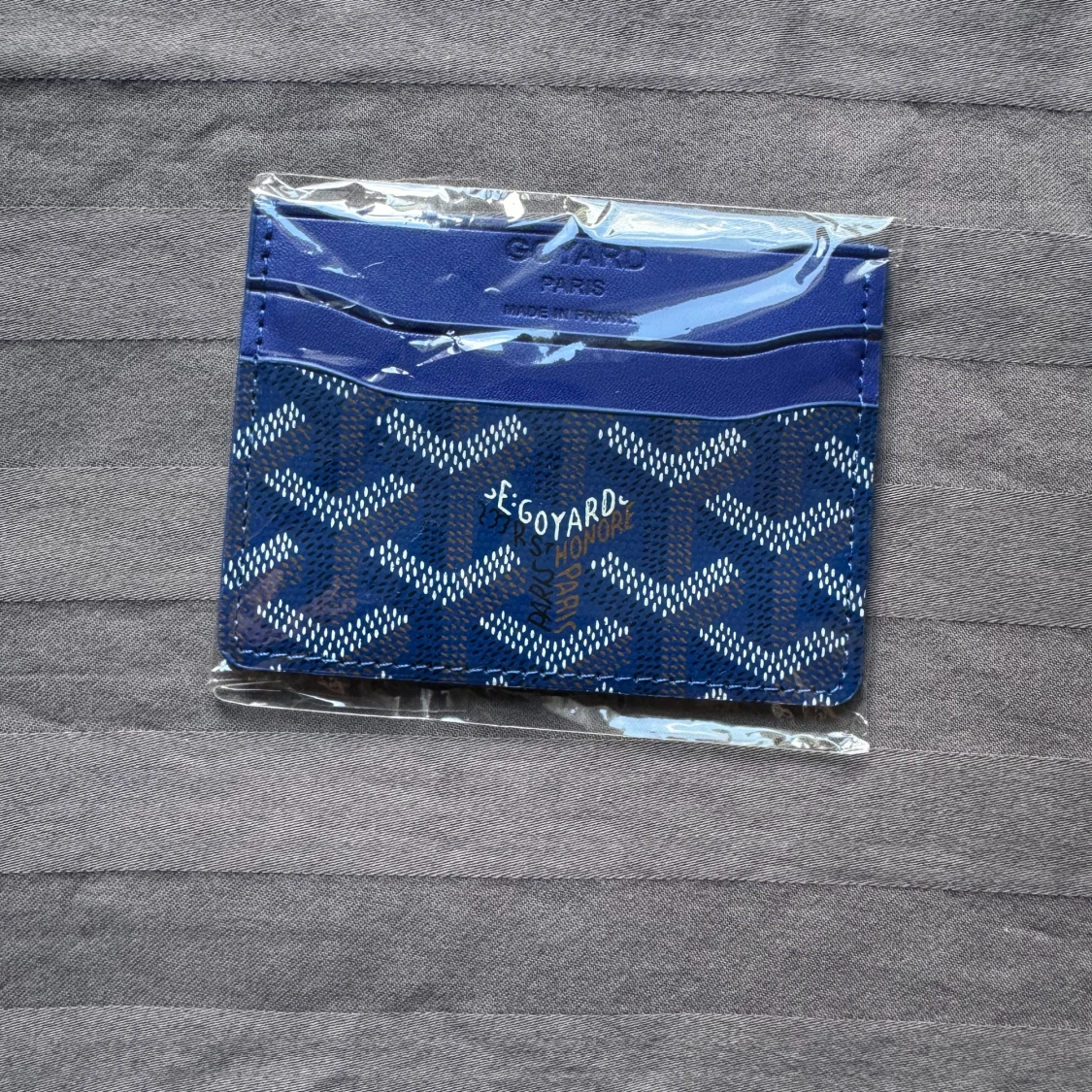 Blå plånbok med mönster