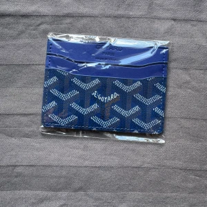 Blå plånbok med mönster - Säljer en blå plånbok från med ikoniska blåvita grafiska mönster. Plånboken har flera kortfack och är tillverkad i skinn. Kommer i original grön box. Perfekt för dig som vill ha något stilrent och lyxigt i fickan.