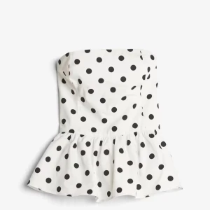 Prickig axelbandslös topp från Bik Bok - Superfin vit axelbandslös topp från Bik Bok med svarta prickar och volang ❤️Helt slutsålt i alla storlekar online! Helt ny med prislapp på💞