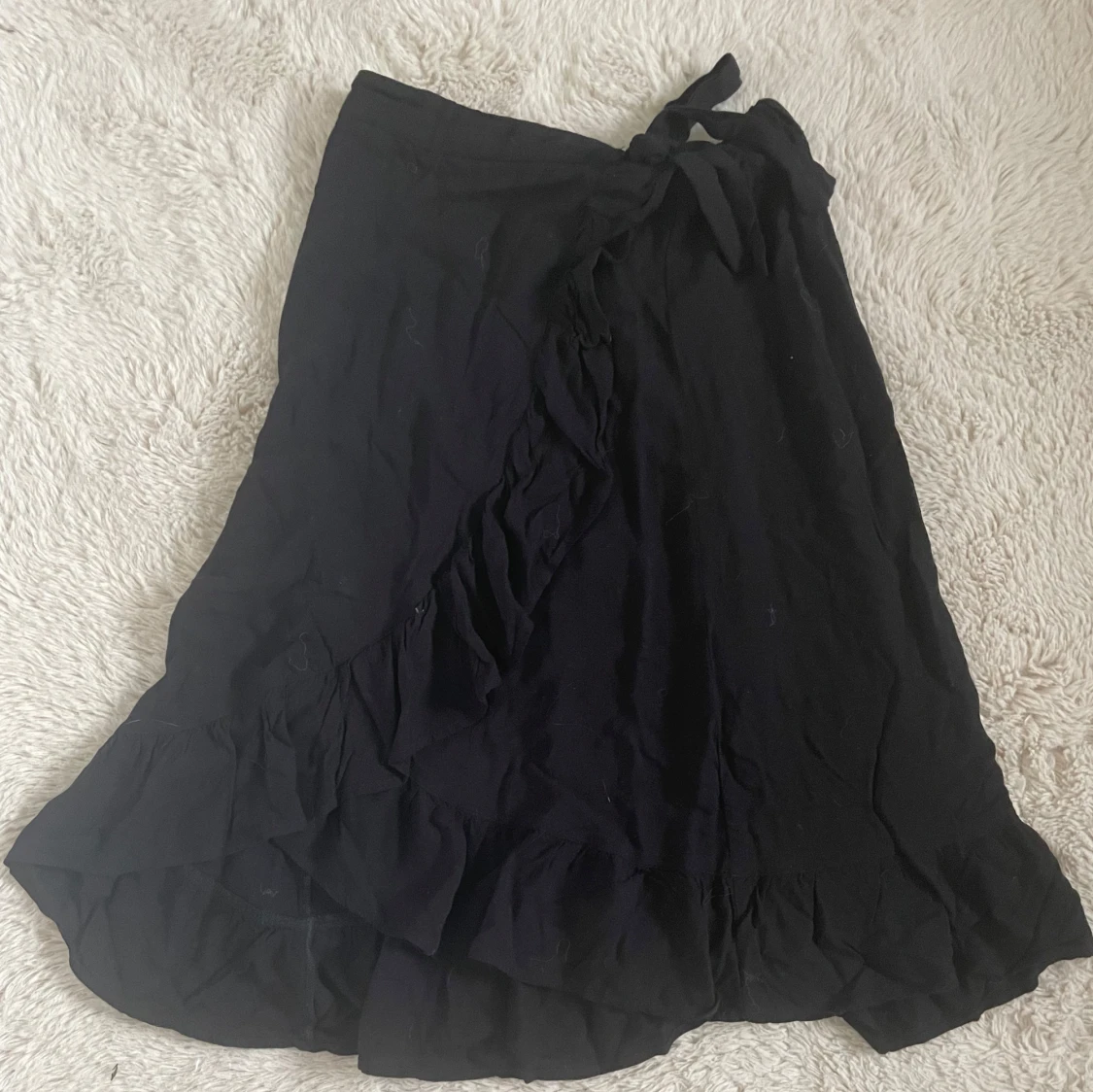 Svart medellång kjol med volangkant - 1