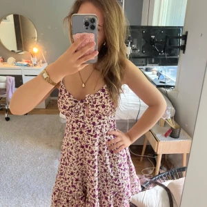 Blommig kortklänning med rosett - Super söt miniklänning! Köpt från Spanien 🇪🇸 