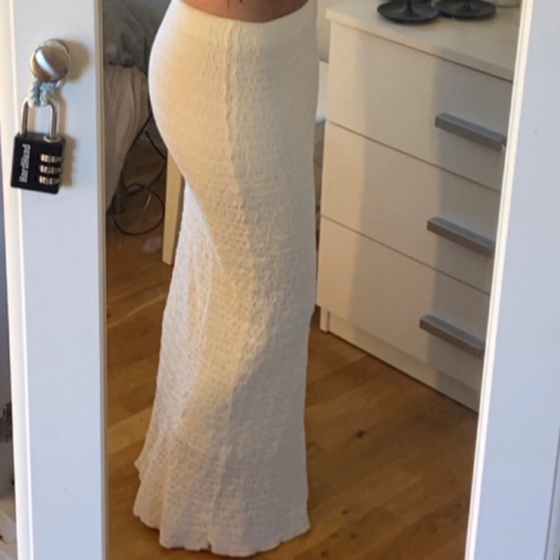 Vacker vit långkjol