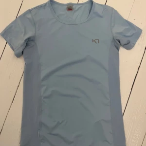 Ljusblå träningströja - Ljusblå träningstshirt från kari traa. Använd fåtal gånger och är som ny.