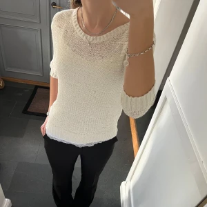 Vit stickad tröja  - Trekvartsärmad vit stickad topp från H&M i storlek S. Fint skick förutom en lagning nere till höger i fram (sista bilden), men det är inget man tänker på. Använd gärna köp nu!