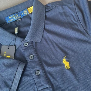 Polo ralph Lauren - Säljer denna helt nya polotröja från Polo Ralph Lauren, storlek S men är mindre än S, alltså kortare!! Materialet är som en tränings T-shirt material, typ som en golf tröja!! Ej äkta! Vid frågor skriv Dm!!!! ;) 