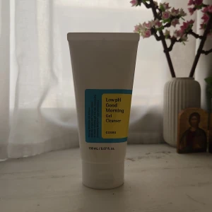 Low pH Good Morning Gel Cleanser - En mild och effektiv gelrengöring från COSRX som balanserar hudens pH-värde. Perfekt för att starta dagen med en fräsch känsla. Innehåller naturliga ingredienser som hjälper till att rengöra huden utan att torka ut den. Helt oanvänd! 