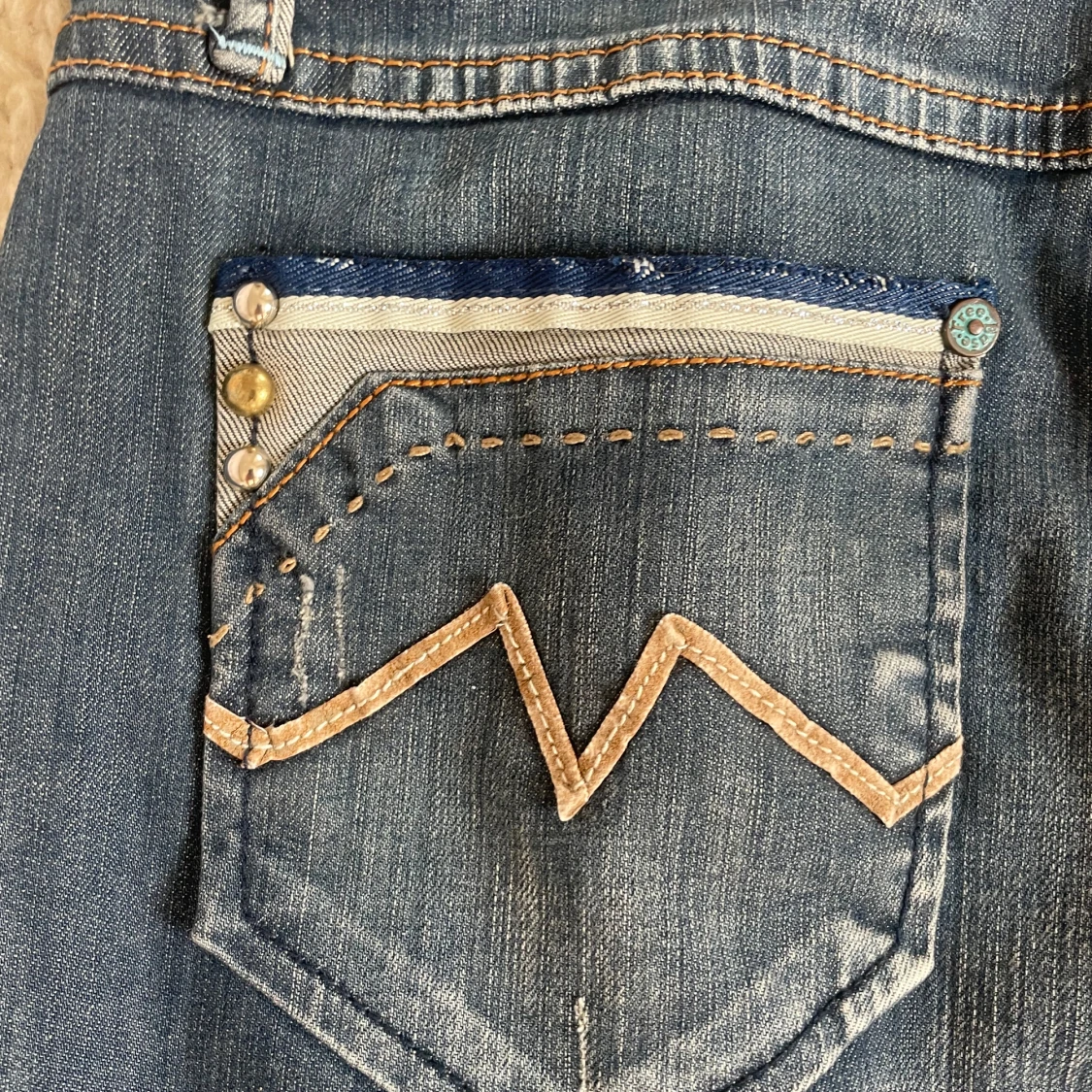 Lågmidjad jeanskjol detaljer - 2