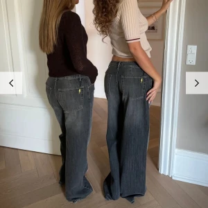 Design by si jeans lowwaist - Anvenda en gång. Passar mig som brukar ha storlek S och skulle säga de sitter mer som S än M
