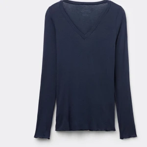 intimissimi Mörkblå långärmad topp med v-ringning - Snygg mörkblå långärmad topp med v-ringning. Perfekt för en stilren look. Tillverkad i ett mjukt och bekvämt material som sitter skönt mot kroppen.