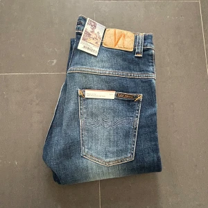 Nudie jeans - Nudie Jeans av modellen Thinn Finn Storlek: 30/34 - Skicket på jeansen är ny med prislapp - 100/10 - mitt pris: 625- Nypris: 1599kr.   En stor fördel med Nudies jeans jämfört mot Levis, Tiger of Sweden, Replay, Lee, Acne, dondup osv. Ar att du kan lämna in dem gratis for reparation eller uppläggning i Stockholm, Göteborg eller Malmö. Pa sa vis förlängs livslängden rejalt.