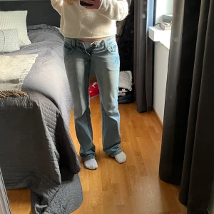 Ljusblå lågmidjade jeans!💕 - Säljer ett par ljusblå lågmidjade jeans, jättefina men är tyvärr för små i midjan. Midjemåttet är 39 cm rakt över. I bra skick, dock lite trasiga i hälen men annars fina💕Köpte jeansen tidigare här på Plick för för ungefär 600 kr, vid fler frågor eller fler bilder skriv till mig💕