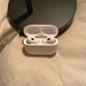 Headphone hörlurar - Till salu på Vinted: Oanvända Hörlurar!  Hej alla! Jag säljer ett par oanvända hörlurar som fortfarande ligger i sin originalförpackning. De har aldrig använts och är i perfekt skick! 🎧  Dessa hörlurar är perfekta för musikälskare, filmfantaster eller gamers. Jag fick dem som present, men har tyvärr ingen användning för dem.  Prisinformation: Priset kan diskuteras vid snabb affär!  Om du är intresserad, skicka gärna ett meddelande här på Vinted. Missa inte chansen att få tag på dessa fantastiska