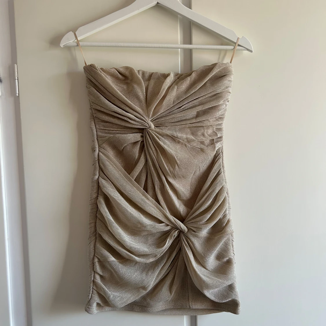 Beige axelbandslös klänning - 1