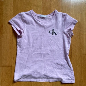 Calvin Klein t-shirt  - Säljer en snygg ljuslila t-shirt ifrån Calvin Klein. Fin somrig färg och ett skönt material. Använd några få gånger, är i mycket bra skick, inga defekter 💜