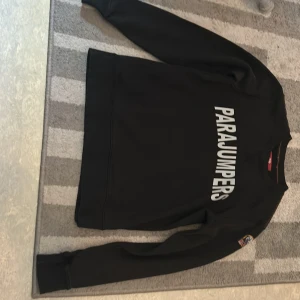 Svart fleece tröja från Parajumpers - Säljer en svart fleece tröja från Parajumpers. Anledning tills detta är att den har blivit för liten. Köpt från NK Göteborg 