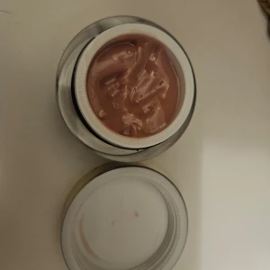 Gele bano beauty - Gele från bano beauty i färgen natural cover pink, inköpt i december. Endast testade till nått sett så i princip full.  Packar så gott jag kan och tejpar burkarna då gelén har en tendens att vilja läcka ibland.