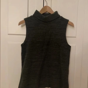 Topp Zara  - Super fin💕 använd fåtal gånger. Liten i storleken satt är som en S