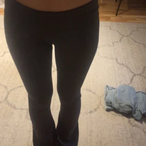 Grå ribbade leggings - Snygga grå ribbade leggings med tight passform. Perfekta för en avslappnad stil eller träning. De har en hög midja som ger en bekväm och smickrande siluett.