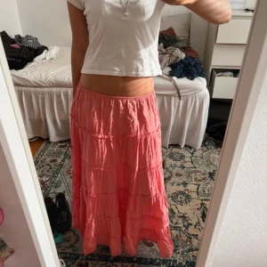 Rosa korall persikofärgad långkjol -  Två första bilderna är förra ägarens, två sista är mina❣️storlek 40 men insydd att passa s/m lågmidjat. Jag har oftast 32 och funkar lågmidjat på mig så passar nog xxs-m/l 