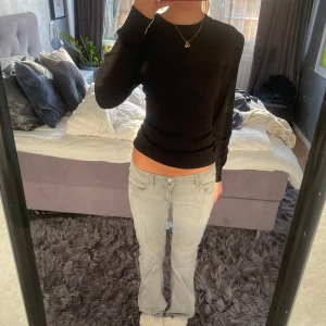 Svart stickad tröja💗 - Säljer svart stickad tröja från Åhléns köpt för 699 i storlek S skriv gärna frågor💗 