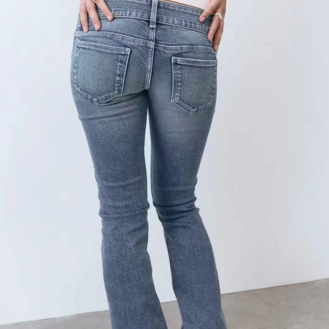 lågmidjade bootcut jeans med slitningar - 3